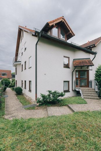 Steuerlich attraktive Kapitalanlage in Stammheim-Süd mit zuverlässigem Mieter (provisionsfrei) – Blick auf den Hauseingang
