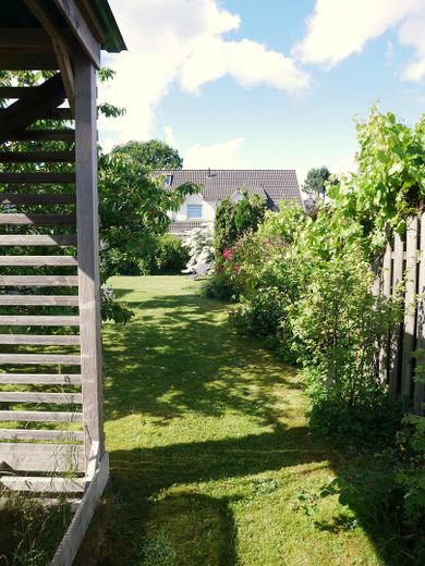 Haus für große Familien  und/oder Wohnen und Arbeiten unter einem Dach – Garten Blick Süd-Nord