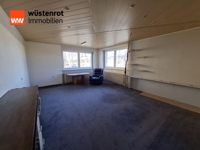 Neuer Preis! Doppelhaus im Bungalowstil in Luckenwalde mit großer Nutzfläche im Keller zu verkaufen. – Wohnzimmer