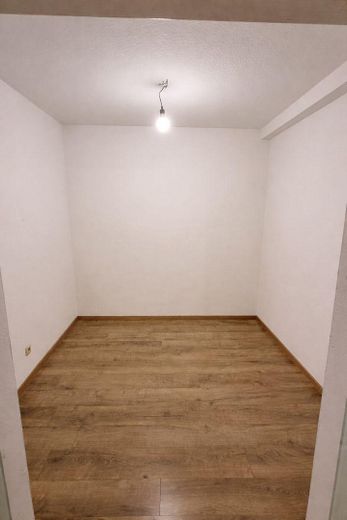 Stylish living above the rooftops of Coburg – modern 1.5-room apartment in Hahnweg – Schlafbereich