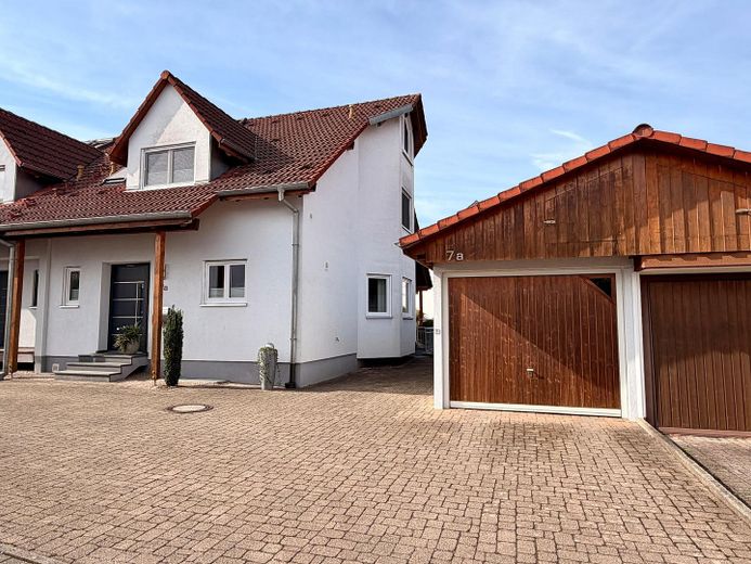 Bliźniak z dużym ogrodem w spokojnej ślepej uliczce – DHH mit Stellplatz und Garage