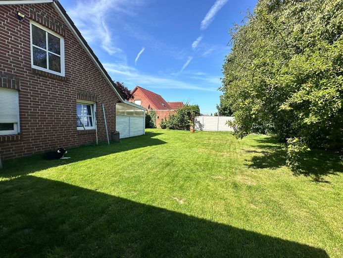 🏡 Einziehen statt sanieren – Ihr neues Zuhause wartet bereits auf Sie! – Blick in den Garten