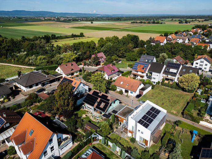 Traumhaus mit Zukunft: Zweifamilienhaus mit Einliegerwohnung, Wärmepumpe & PV-Anlage – Drohne