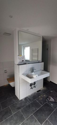4-Zi.-Wohnung mit Terrasse und Garten in Kliniknähe – Waschbecken / WC