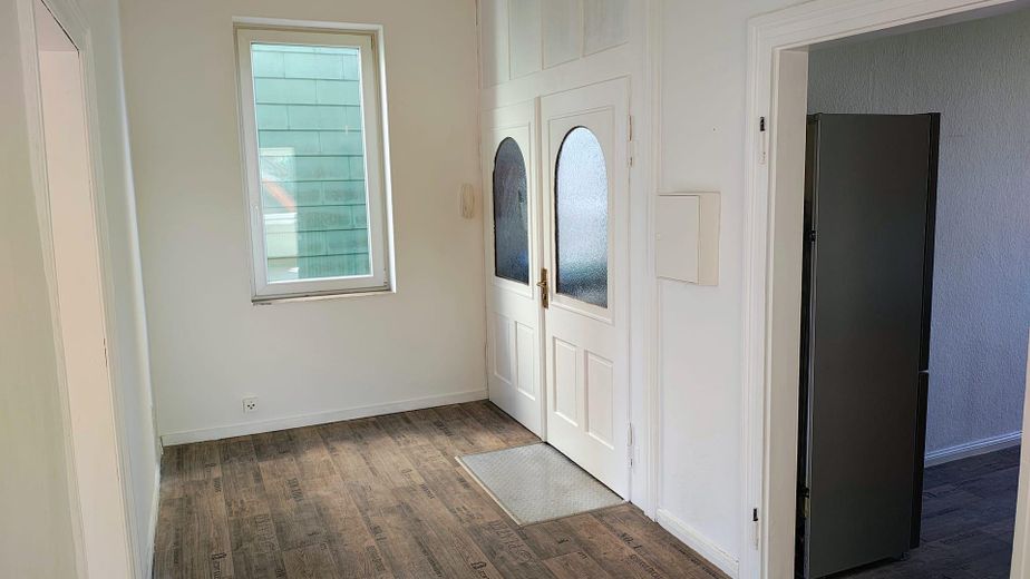 Renovated 4-room apartment with fitted kitchen, 120sqm – Flur 1