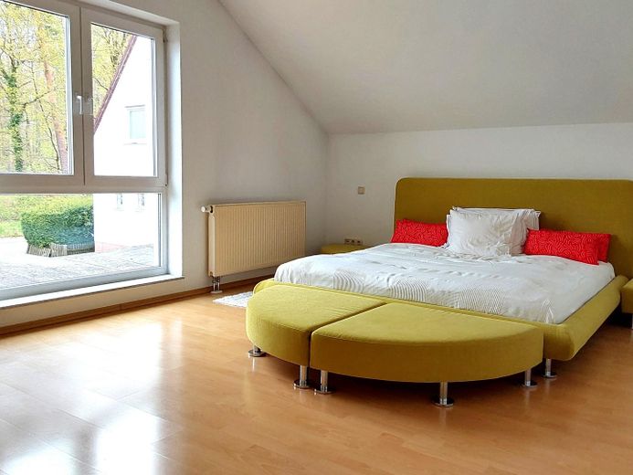 Ruhig wohnen & gut angebunden – Doppelhaushälfte mit Sonnenterrasse in Wehrheim/Obernhain – Geräumiges Schlafzimmer