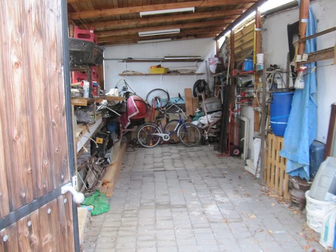 from PRIVATE ** single-family house + outbuilding * garden * garage * courtyard * basement – Foto 17