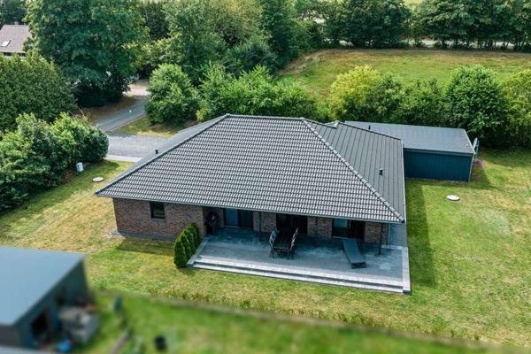 Einziehen und genießen – Modernes Einfamilienhaus mit Designküche und überdachter Terrasse