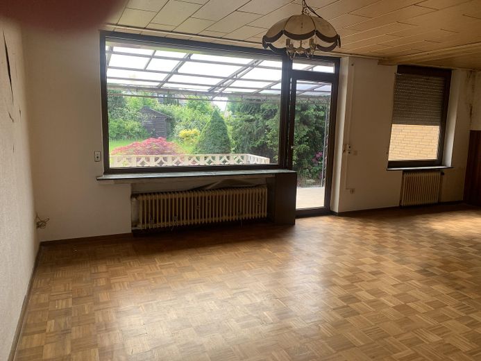 Doppelhaushälfte auf 531 m² Grundstück – vielseitig nutzbar & ruhig gelegen – Wohnzimmer/Küche EG