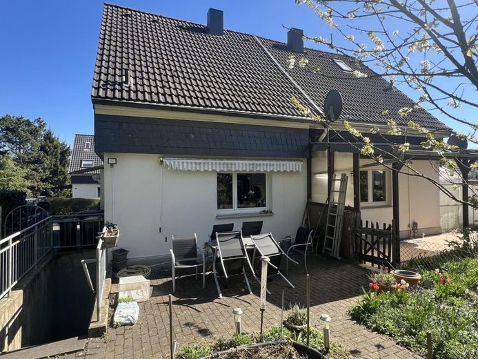 Charmante Doppelhaushälfte mit großem Garten in begehrter Lage... – Terrasse