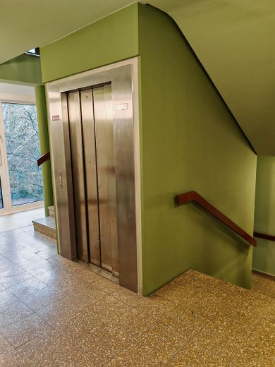 Treppenhaus mit Fahrstuhl