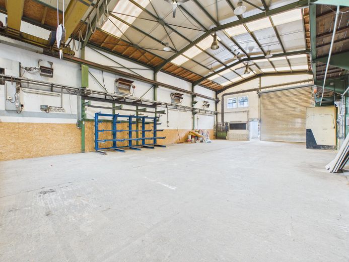 Ihre Gewerbliche Lagerfläche mit Büro – Haupthalle Bild 2