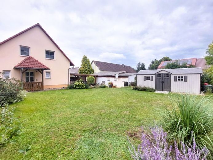 Doppelhaushälfte mit top gepflegter Garten-Oase zu verkaufen! – Foto 1