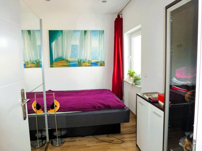 Mehrgenerationenhaus 371 m², Waldidyll am Flughafensee + Aufstockungspotenzial um 155 m² – Schlafzimmer möbliert