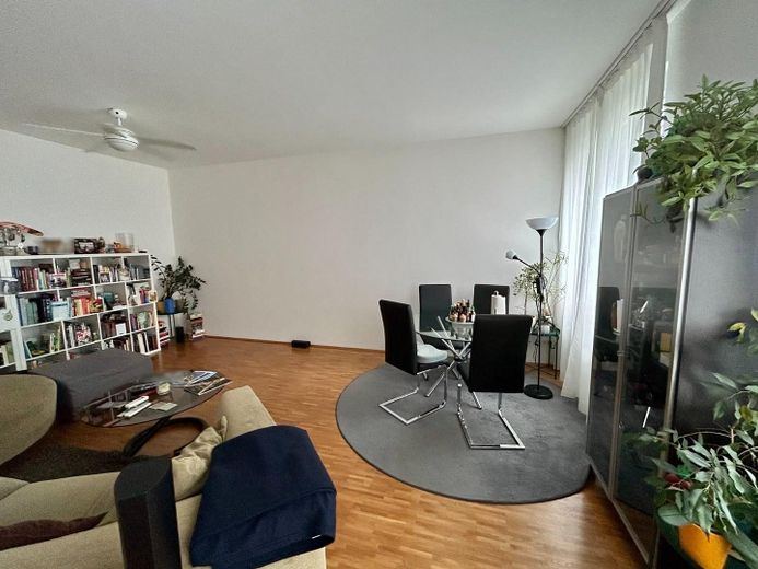ruhige 4 Zi.-Whg mit Südloggia zum grünen Innenhof in Berlin Mitte – provisionsfrei – großzügiges Wohnzimmer 
