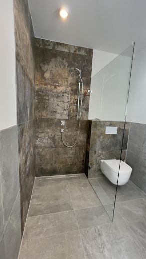 145 m² come nuovi con 2 terrazze sul tetto, cucina componibile e posto auto interrato – nuova ferrovia per Stoccarda – Bad 2 mit Dusche und WC