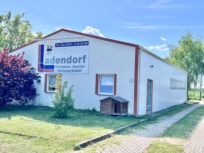 Arbeits- und Lagerhalle Straßenseite