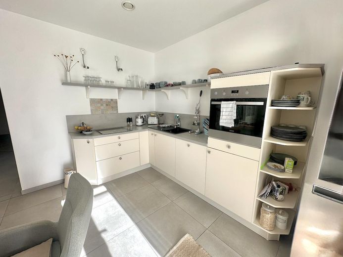 Moderno piso de 3 habitaciones en planta baja con jardín, eficiencia energética A+ – Küche