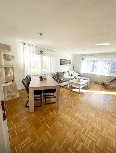 PROVISIONSFREI & kurzfristig verfügbar – ein Zuhause zum Wohlfühlen mit Terrasse & Balkon – Wohnzimmer