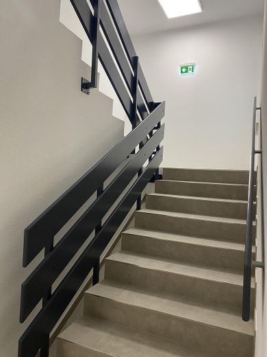 58 m² - Effizienzhaus - Erstbezug - Balkon - Aufzug - Sauna - Luftkurort - Rothaargebirge – Treppenhaus
