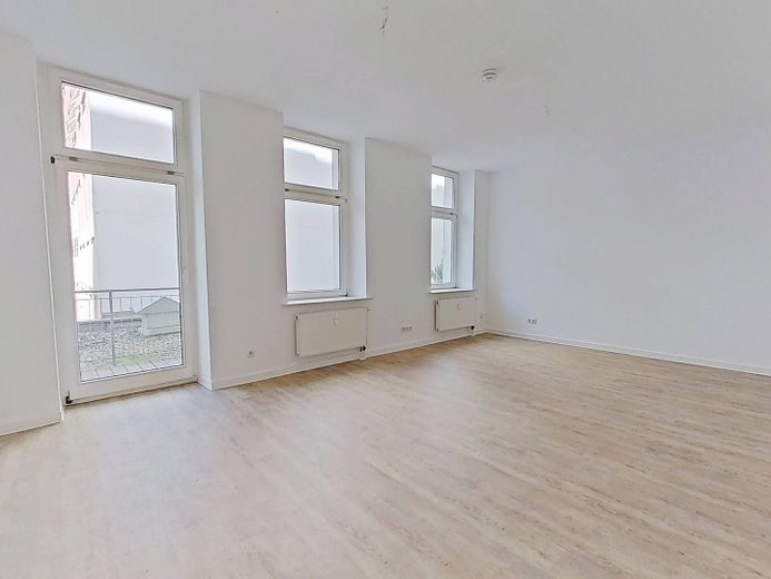 Cadono le foglie, anche i vostri costi di affitto – Trasferitevi e risparmiate 1 NKM: spazioso appartamento di 4 locali con BALCONE soleggiato nello storico Breitenweg – Ansicht I: Wohn- und Esszimmer