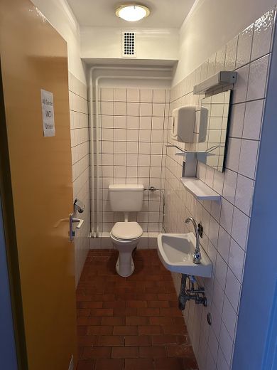 2 getrennte Toilettenräume
