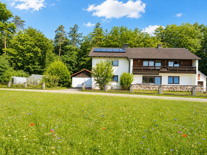 Ampia casa nel verde – utilizzo versatile, disponibile a breve | 659.000 € – links und rechts Doppelgarage