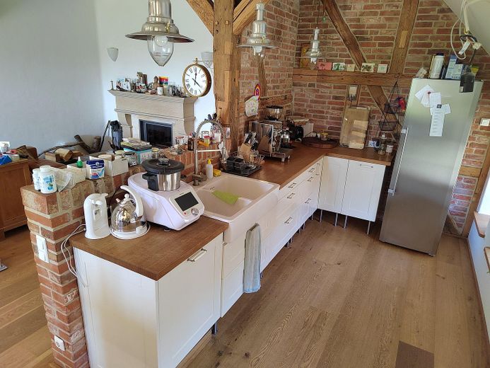 Kernsaniertes Bauerhaus unter Reet auf naturnahem Grundstück in Feldrandlage – Landhausküche