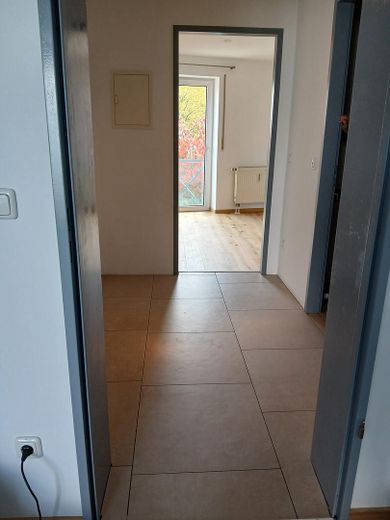 Affascinante bilocale con balcone e posto auto in autorimessa interrata — Regensburg-Galgenberg – Vorraum zum Schlafzimmer