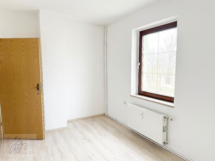 ***WOHNEN IM GRÜNEN*** - Komfortabel, ruhig und familienfreundlich... 3-Raumwohnung mit Tageslichtbad und opionaler Einbauküche ab sofort zu vermieten – Kinderzimmer mit Blick Richtung Flurbereich