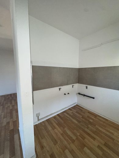 Wohnung - 2 ZKB mit Balkon ab sofort – Kochnische