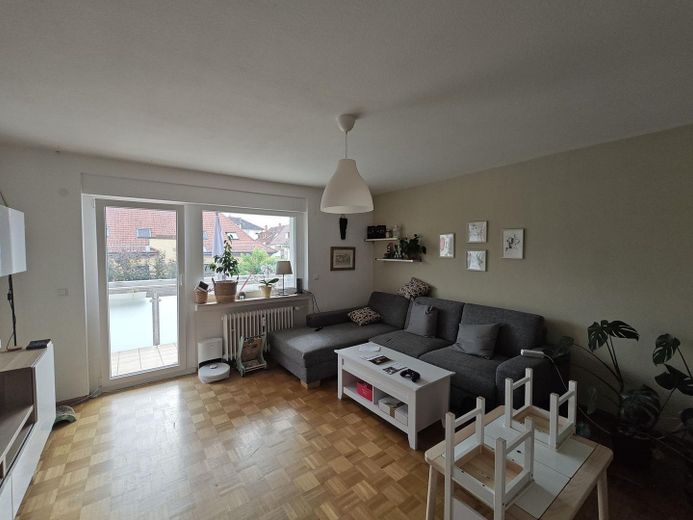 Erstbezug nach umfangreicher Sanierung, 3ZKB mit Balkon, verkehrsgünstig – Wohnzimmer