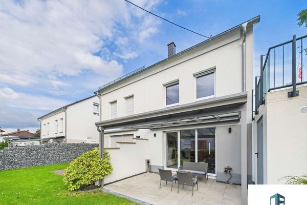 Casa a schiera centrale nello standard KFW40-QNG in posizione favorevole ai trasporti a Rüdesheim