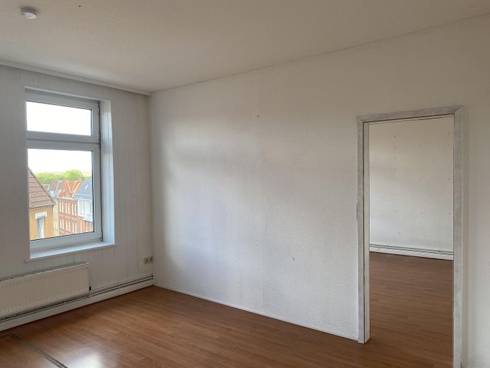 Sofortbezug! Helle 5-Zimmer-Altbauwohnung m. Balkon über den Dächern von Kiel zu kaufen. – Wohnzimmer 