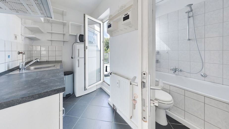 Ruhiges Büro mit 2 Zimmern, Küche, Bad und Dachterrasse am Schwanenspiegel – Küche