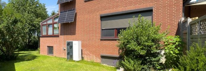 **PORZIONE DI BIFAMILIARE CON GIARDINO D’INVERNO E POMPA DI CALORE AI MARGINI DI SCHWÜLPER**