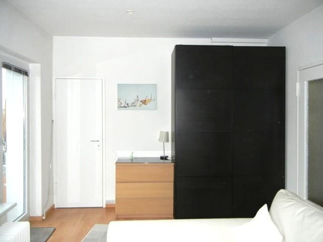 Wohnzimmer mit Kleiderschrank 