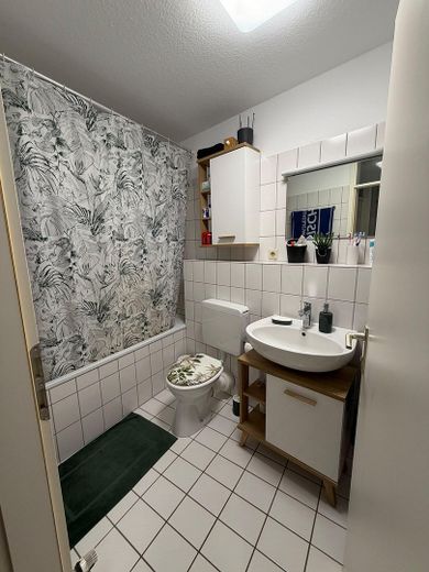 Tolle 3-Zimmer-Wohnung mit Aufzug+Balkon+Tiefgarage in Karlsruhe – Badezimmer