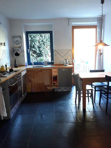 Küche mit Terrassenausgang