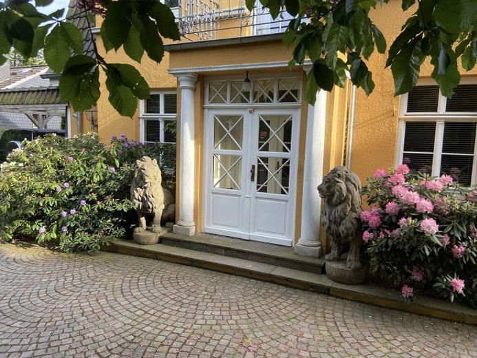 Villa mit Gutshauscharakter auf 3500m²-unverbaubarer Seeblick in Kieler Stadtrandlage – Eingangsportal