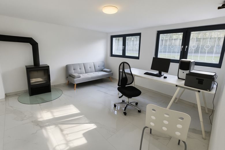 Großes Einfamilienhaus mit Einliegerbereich – ideal für Wohnen, Praxis oder Homeoffice – Heller Büro/Hobbyr. mit Kamin 