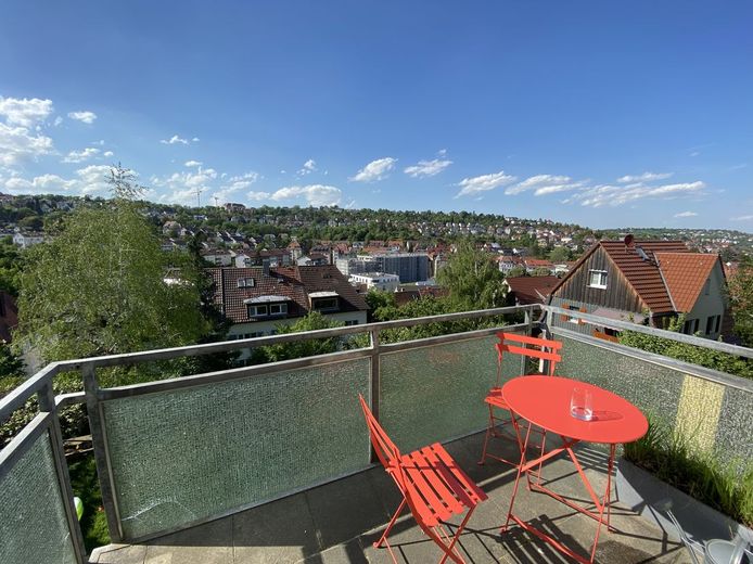 Sonnige 3 Zimmer-Wohnung in Halbhöhenlage mit Weitblick auf Stuttgart – Ausblick Sommer