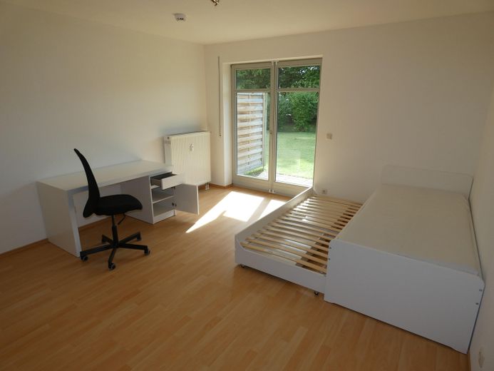 Bett und Schreibtisch