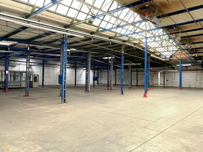 Kiracıya özel, tasarlanabilir üretim veya depo salonu, ofisler, açık alan ve otoparklarla! – Foto 1