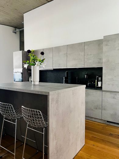 Viel Platz für den Alltag in dieser modernisierten 4-Zimmer-Loftwohnung in Lichtenberg – Küche