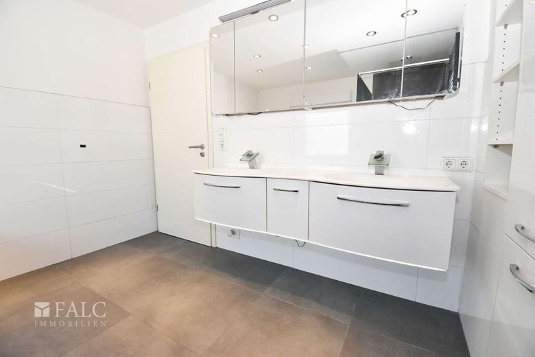 Reserviert! Modernisiertes Dreifamilienhaus mit großem Grundstück und Wintergarten – Badezimmer EG