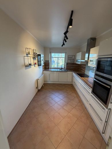 Barrierefreie 3,5-Zimmer-Wohnung in Sasel – Südwest-Balkon, Aufzug Tiefgarage, 2 TG-Plätze – Küche/gesamt 