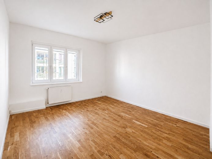 Frisch sanierte, bezugsfreie 3-Zimmer-Wohnung mit Eichenparkett in ruhiger Lage Prenzlauer Berg – Wohnzimmer