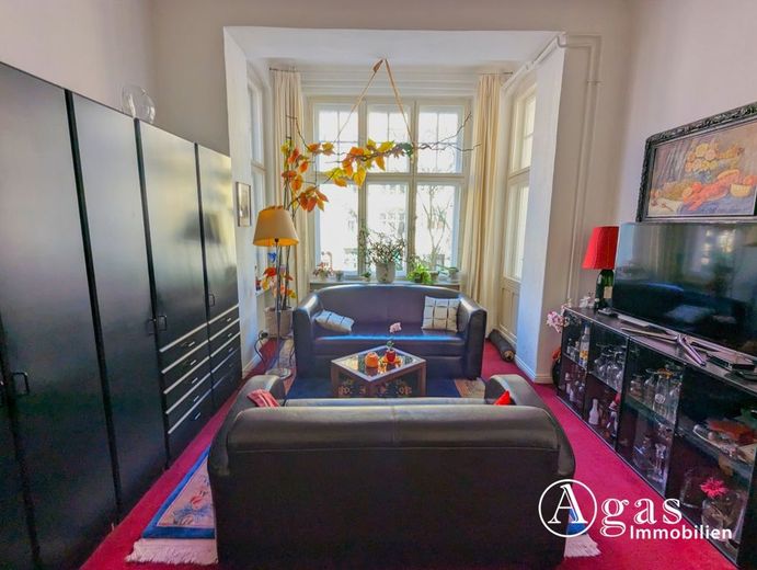 Gut vermietete 3-Zimmer-Altbauwohnung im Mierendorff-Kiez in Charlottenburg – Wohnzimmer
