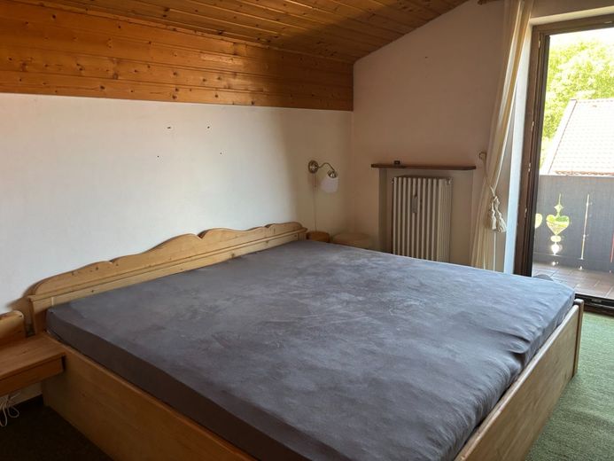 Dachgeschosswohnung in Unterwössen mit traumhaftem Blick in die Berge – Schlafzimmer